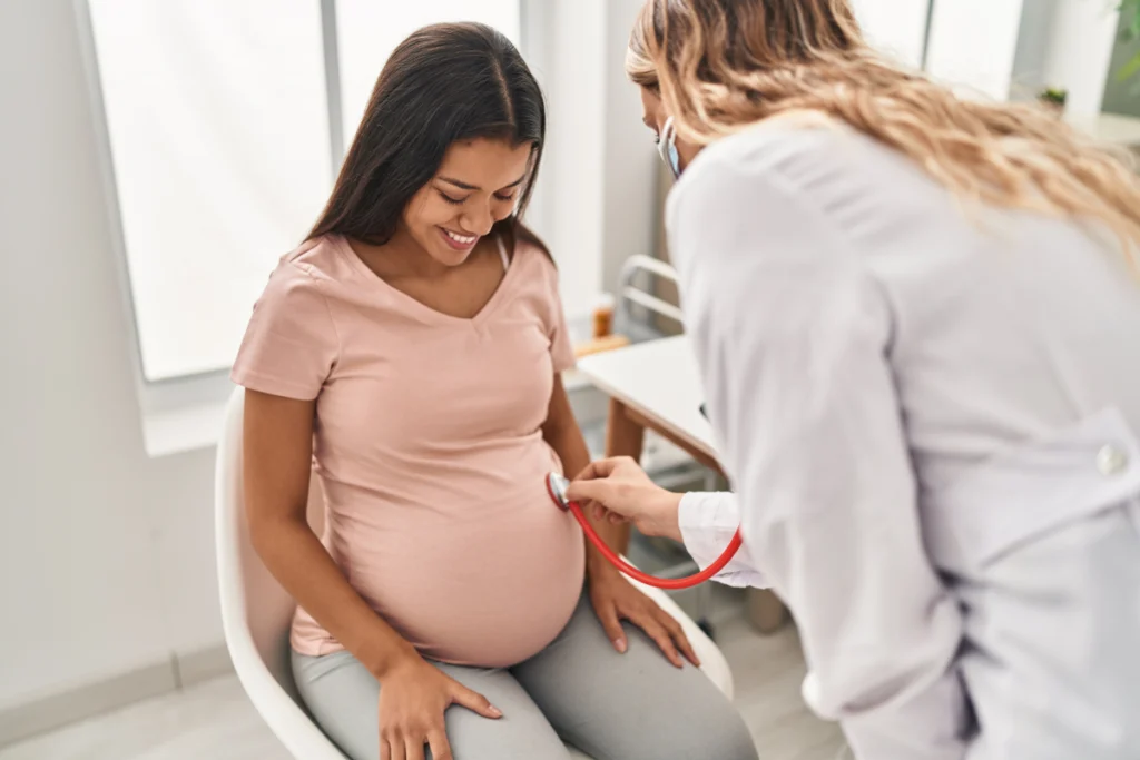 Patiente enceinte en consultation avec sa gynécologue, cabinet de gynécologie à Cannes.