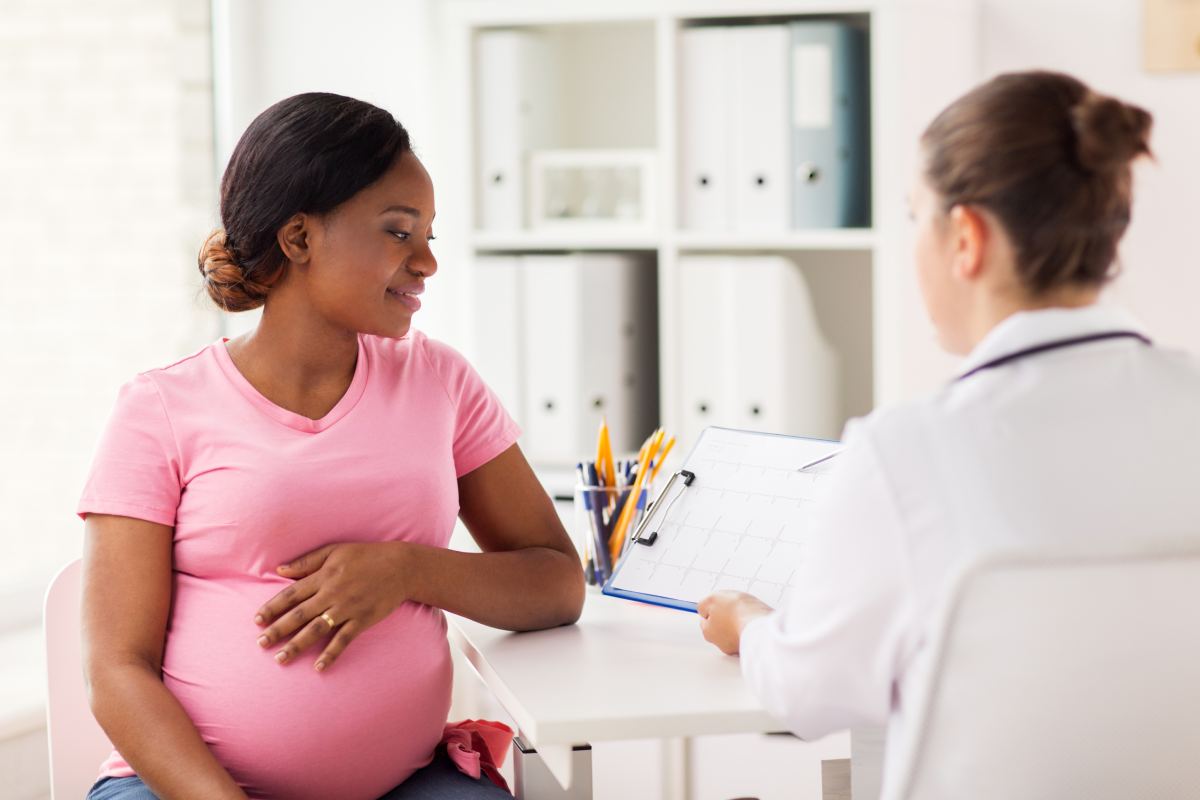 Patiente enceinte échangeant avec sa gynécologue, consultation au cabinet de Cannes.