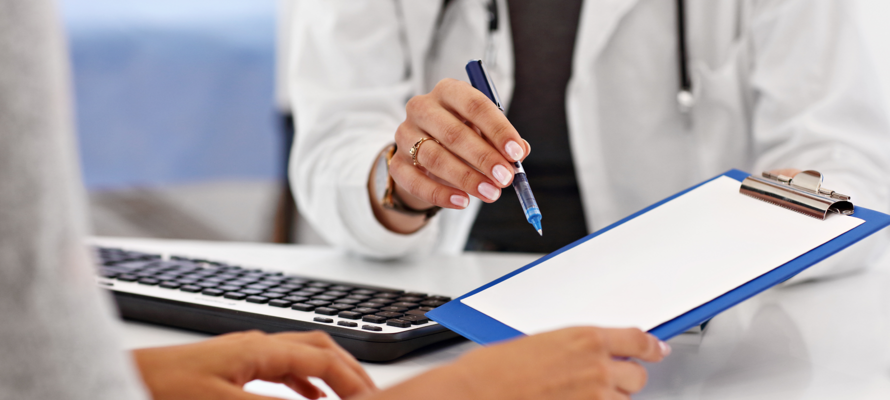 Médecin remettant une ordonnance à sa patiente, parcours de soins en gynécologie à Cannes.