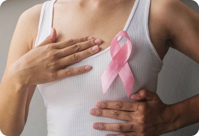 Femme réalisant une autopalpation mammaire, prévention du cancer du sein