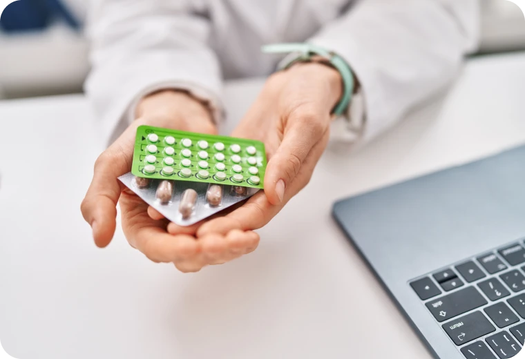 Médecin présentant une plaquette de pilules contraceptives lors d'une consultation