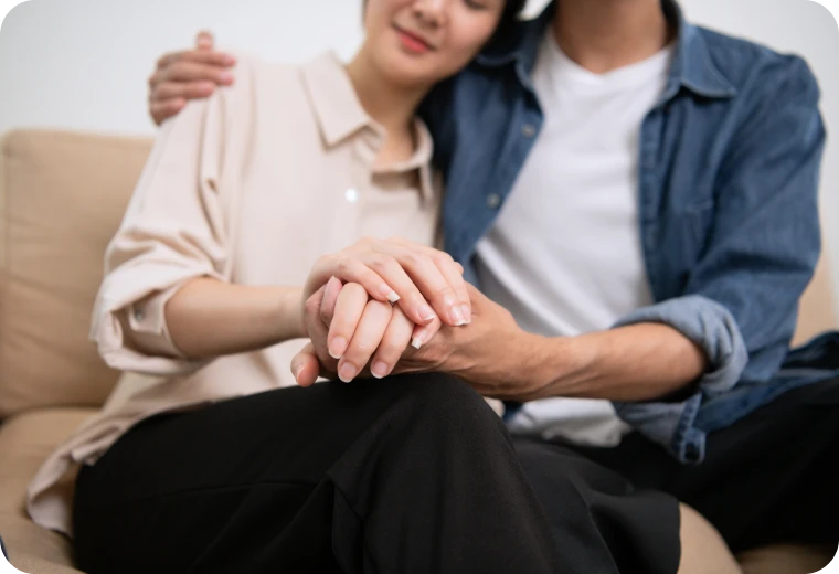 Couple se réconfortant, mains jointes
