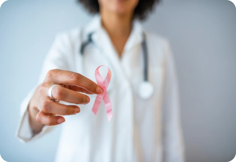 Médecin tenant un ruban rose, symbole de prévention du cancer du sein