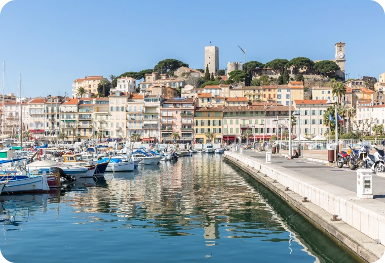 Port de Cannes avec bateaux amarrés et vieille ville en arrière-plan, Côte d'Azur