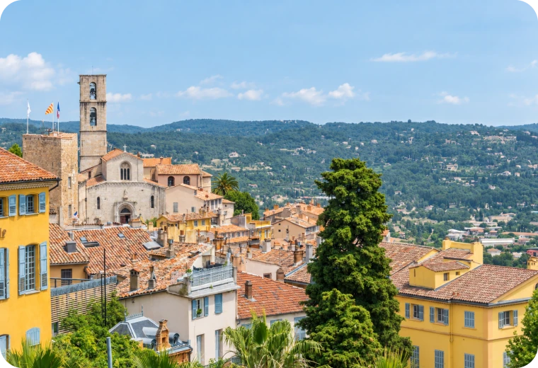 Vue panoramique sur la vieille ville de Grasse avec cathédrale et collines de Provence
